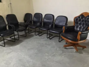 للبيع السريع والمستعجل: طقم كراسي مكتبية كامل (7 كراسي) بـ 350 درهم فقط!