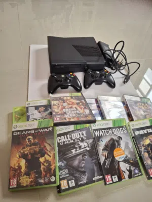 إكس بوكس 360 سلّم (Xbox 360 S) نظيف جداً مع يدين و9 ألعاب أصلية بسعر لقطه وفيه جراند