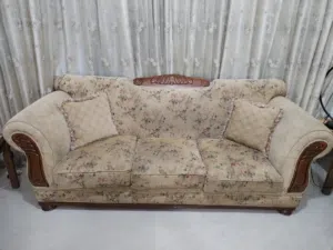 طقم كنب وطاولة سفرة و طاولة شاشة و خزانة زاوية للبيع