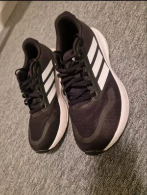 حذاء adidas كلاود فوم أصلي .