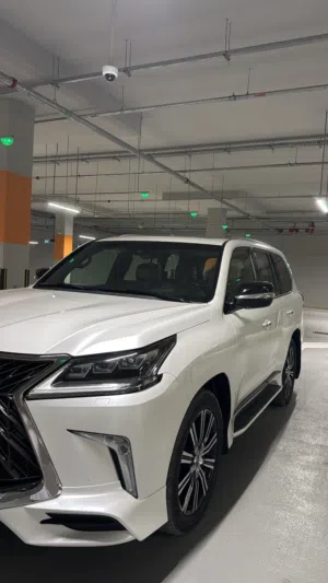 للبيع لكزس ستيشن LX570 2018 ابيض لؤلوي من داخل ماروني