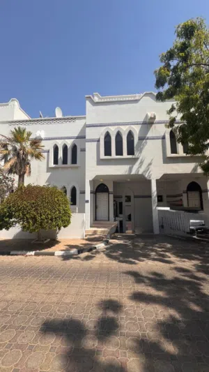 250 m2 3 Bedrooms Villa for Rent in Muscat Qurm