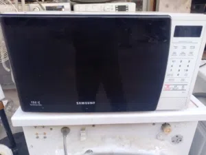 Samsung 20 - 24 Liters Microwave in Zarqa