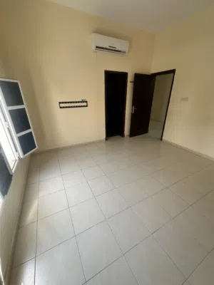 For rent  غرفه وحمام فقط بدون مطبخ السعر شامل الفواتير في الخوض السادسه قريب السكرتير