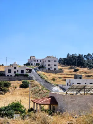 أرض مميزة للبيع في زينات ربوع بجانب فلل ،تبعد عن الجامعة التطبيقية أقل من(10)دقائق وبجانب عيون الذيب