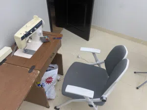 SINGER 875 SEWING MACHINE IN EXCELLENT CONDITION FOR URGENT SALE