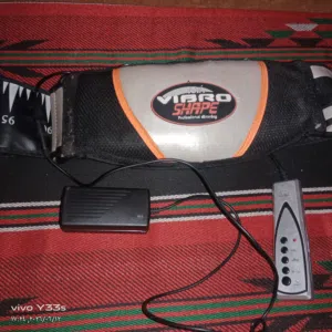 هذا الجهاز هو حزام التخسيس والمساج الهزاز (Vibro Shape)، ويُستخدم لتدليك العضلات وتحفيز حرق الدهون ا