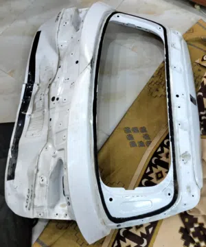 باب سيارة GAC متضرر