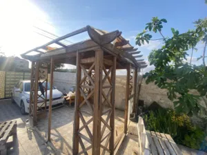 غرفه خارجيه خشب زان بحاله ممتازه