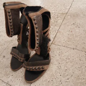 فرصة ذهبية كعب Balmain الأصلي بحالة ممتازة و كمان بسعر ممتاز