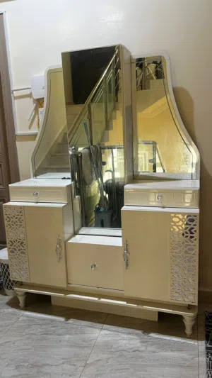 تسريحه مع مرايه بحاله جيده