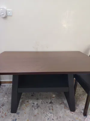طاولة طعام مع كراسي