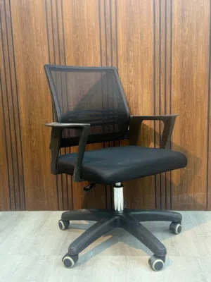 كرسي أسود كامل قوة في الشكل وراحة في الجلسة ولون جذاب واداء عالي وامتياز في التصنيع وسعر مناسب للكل