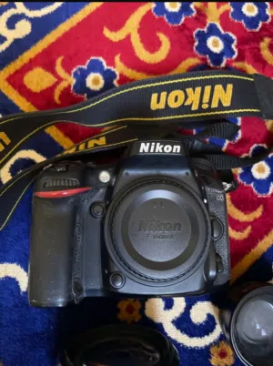 كاميرا نيكون (Nikon)مستعملة لمده شهور للبيع استعمال نظيف جدا وحساس للتصوير الليلي وبطاريتين وشاحن