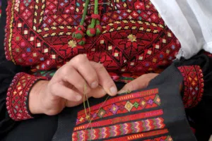خياطه و تطريز أثواب يدوي
