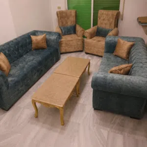 طقم كنب مع طاولتين رخام بسعر مغري
