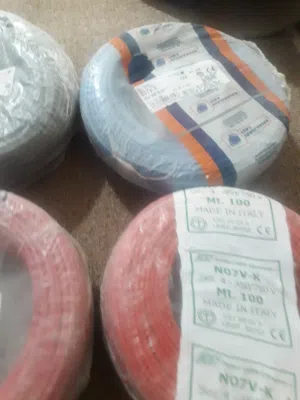اسلاك كهرباء ايطاليه الصنع 4ملي و2 ونص جديده