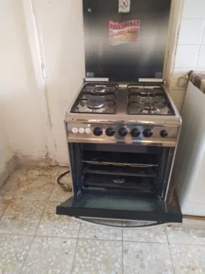 فرن وغاز للبيع.