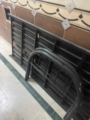 سرير حديد مع المرتبة للبيع في حالة جداً