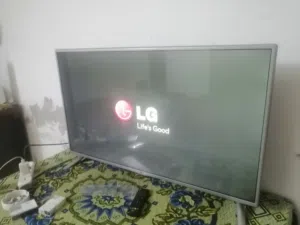 اربد شاشه 45 بوصه نوع  LG فل سمارت احدث اصدار رسيفر داخلي ناطق صوتي استخدام خفيف وضع شركه 4K مع قاع