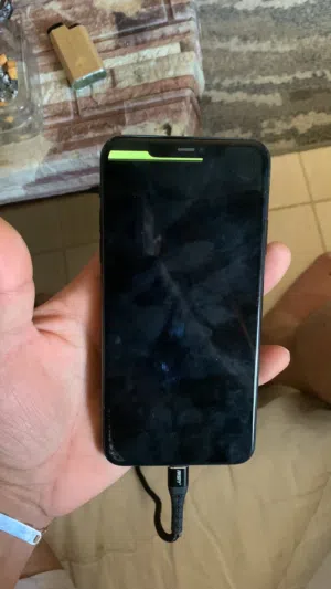 ايفون 11pro max  مسكر ايكلاود مكسوره الشاشه والباك