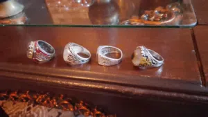 تحف يوجد اربع خواتم فضه اصلي كل واحد له سعره