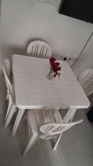 طاولة مع كراسي