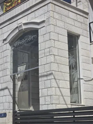 شقة سكنية للايجار في موقع مميز في جبل الحسين من المالك مباشرة، بجانب مسجد الحسين الغربي.