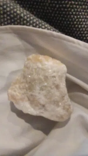 حجر الكالسيت الخام الاصفر