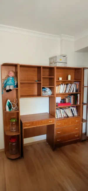 مكتبة خشب تحوي طاولة دراسة