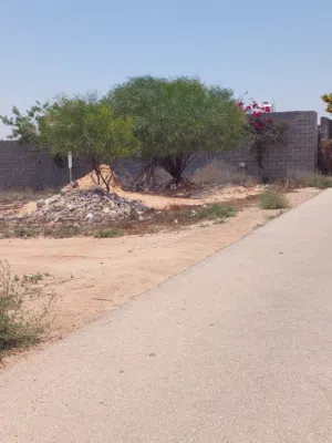 ارض في مقسم علي طريقين في السكت للبيع في ما يعرف حي الشراقة