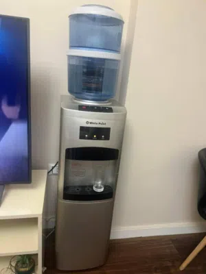 دسبينسر مياه وايت بوينت العبد استخدام 3 شهور فقط يعمل بحالة جيدة فيه تلاتة حنفية ساقع وسخن وفاتر وفي