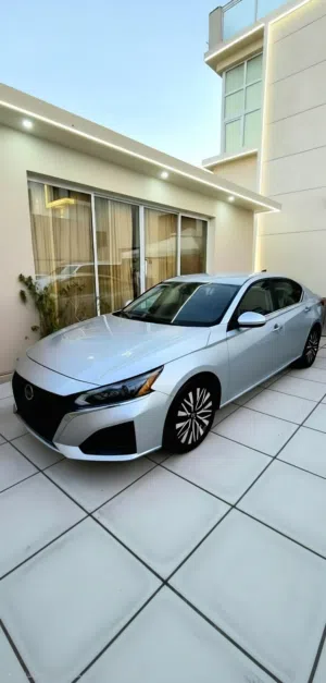 For sale Nissan Altima 2023 SV للبيع التيما 2023 اوراق جمارك