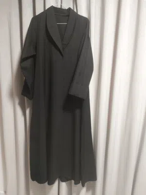 العباية دي كنت جايباها من السرداب الموجود في المباركية، لكن طلعت قصيرة عليّ.