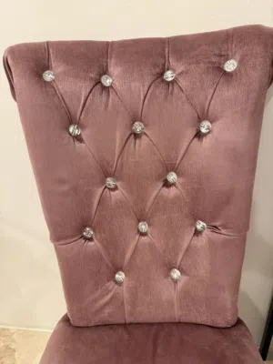 كرسي راقي من مخمل عليه عليه فصوص وشنطة kinzo للطلعات