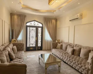 طقم كنب مودرن 7 أشخاص مع طاولات زجاجية للبيع Modern 7-Seater Sofa Set with Glass Tables for Sale
