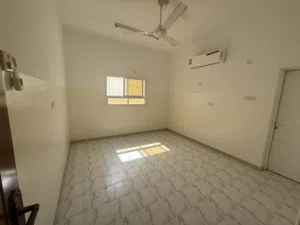 للعوائل شقة للإيجار مع المياه مجانا في سور الـ حديد قريب البحر مع بلكونه ومطبخ تحضيري