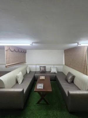 اعلان كنب مطاعم بجودة ممتازة مع طاولة خشب عدد 3 و برادي بحالة ممتازة جدا.