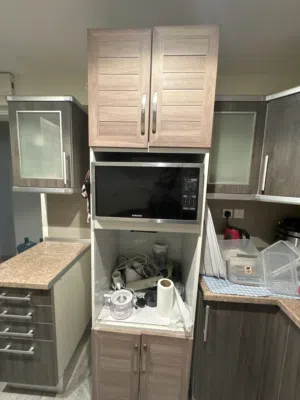 دولاب مطبخ عملي مع مكان فرن و المايكرويف