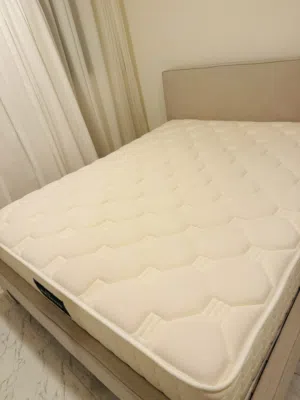سرير بيج ومرتبة 160/200 جديدين من بان هوم Beige bed and 160/200 mattress
