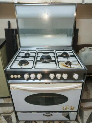 غاز يونيفرسال 5 عيون مع فرن شغال 100% عالفحص موجود في اربد