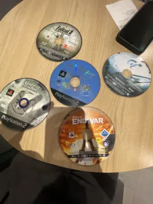 سيديات بلستيشن 3/2 بعضها مشهور  علا ثلاثه و اربعه دينار