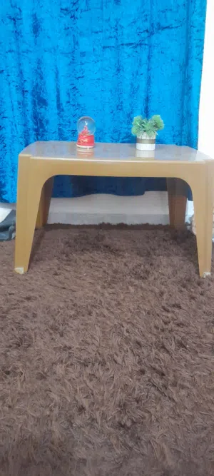 طاولة بنية مستعملة لمدة سنة