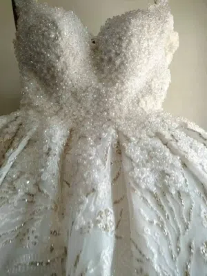 فستان زفاف فخم للبيع مع طرحته الأصلية