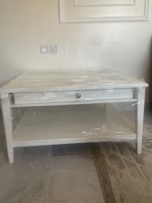 طاوله غرفه معيشه بيضاء