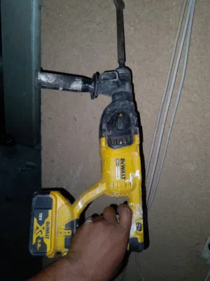 فرصة للبيع السريع هيلتي ديوالت DEWALT XR 18V Brushless أصلي بطارية 5Ah أصلي شغال 100% وما