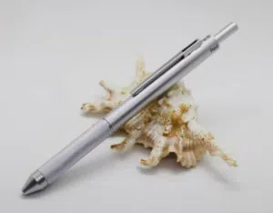 اصحاب الذوق الرفيق قلم حبر بلاتنيوم لون فضي  اقراء الوصف