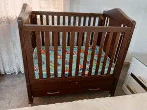 تخت للبيع يصلح من عمر البيبي لعمر 5 سنوات و3 حرامات بيبي للبيع