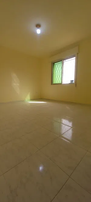 شقه فارغه للبيع في ضاحية الأستقلال مساحه 150م