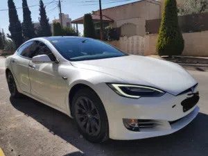 تيسلا موديل S 2018 كهربائية حمراء، صالون سيدان، مرخصة، نظام ترفيه متقدم، حالة ممتازة